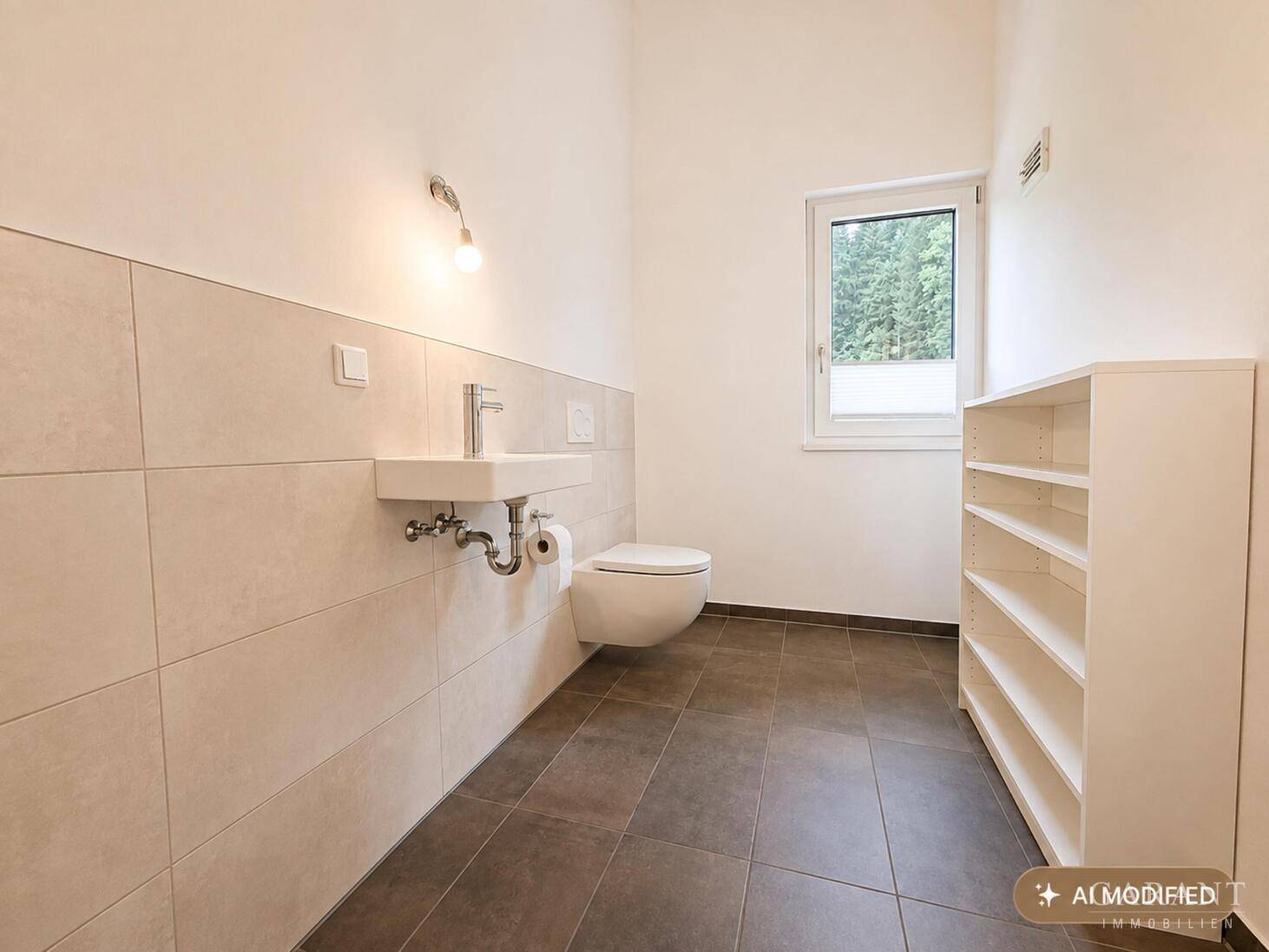 Separates Gäste-WC mit Wand-WC, kleinem Waschbecken und Fenster.