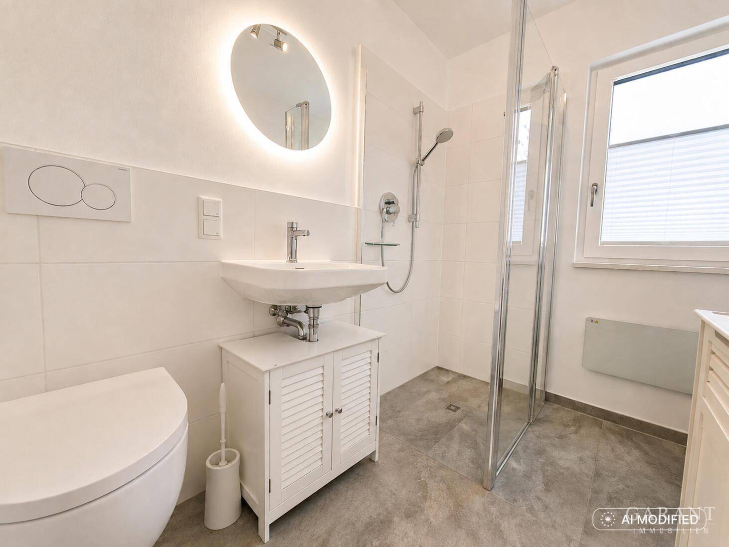 Modernes Badezimmer mit Dusche, beleuchtetem Spiegel und Fenster.