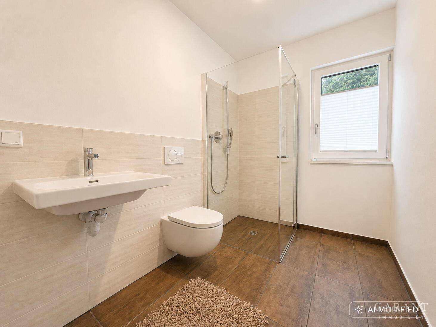 Modernes Badezimmer mit Dusche, Wand-WC und Fenster.