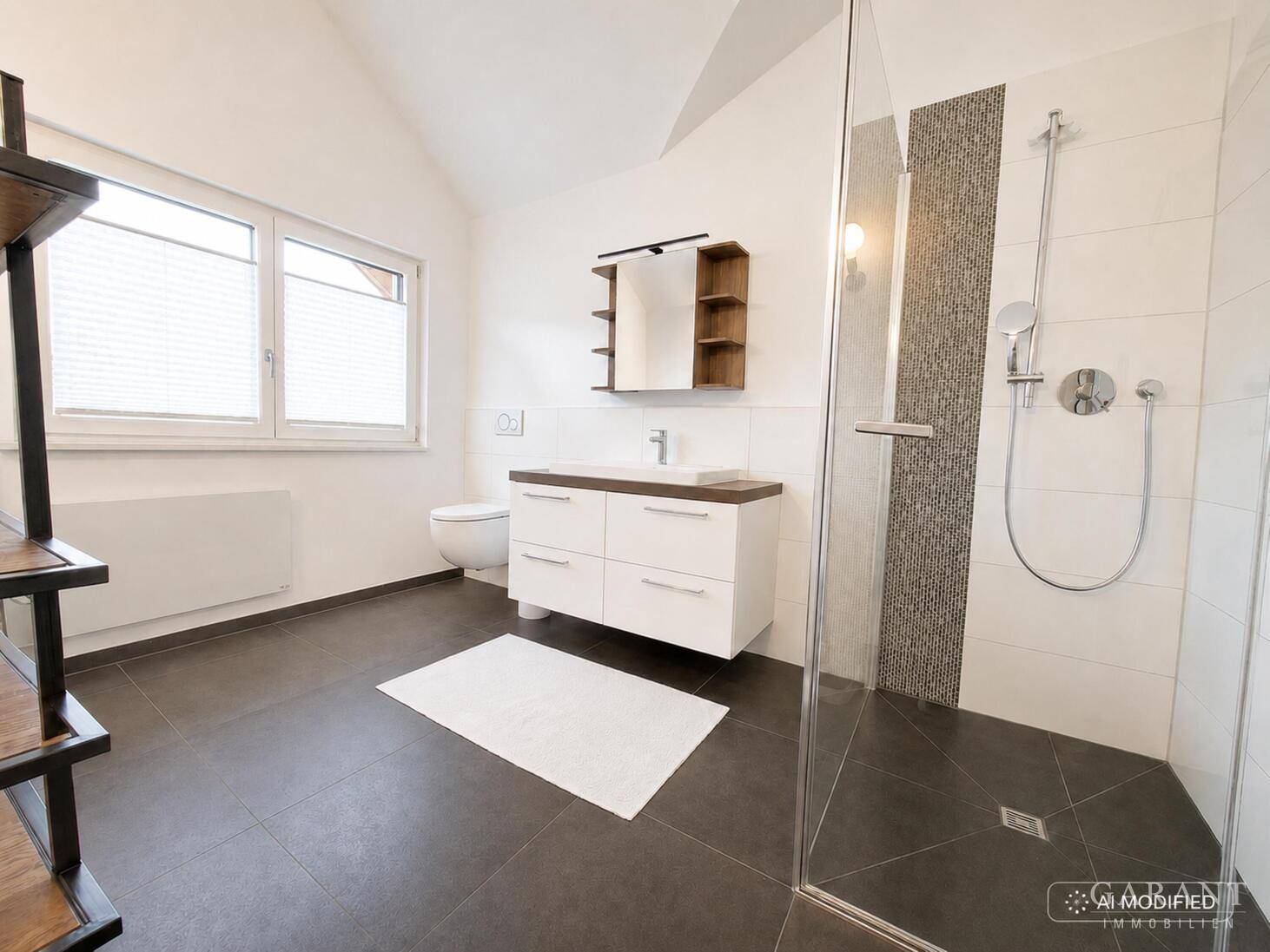 Modernes Badezimmer mit ebenerdiger Dusche, großem Waschtisch und Fenster.