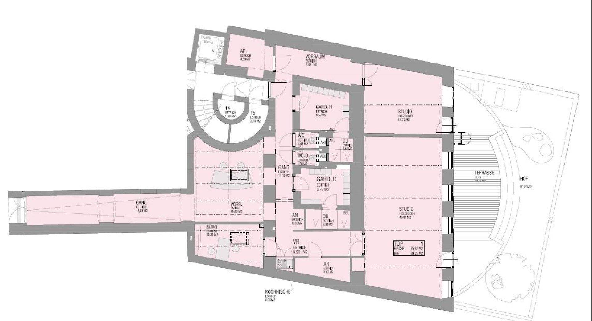 Detaillierter Grundriss des Erdgeschosses mit mehreren Studios, Gängen und einem Außenbereich.