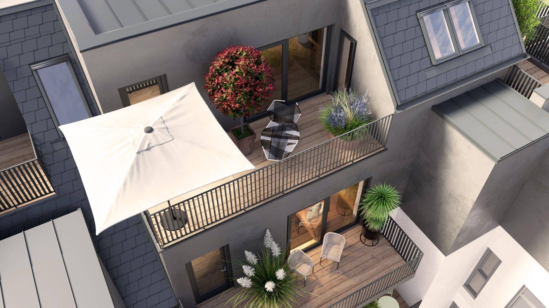Dachterrassenbereich mit Sonnenschirm, Pflanzen und Sitzgelegenheiten, von oben betrachtet.