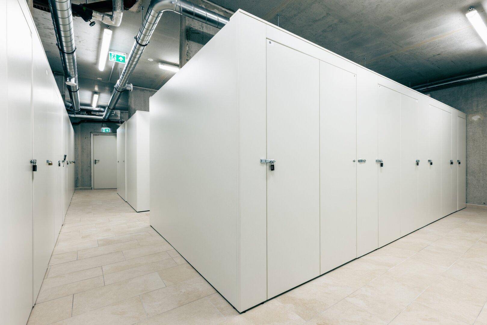 Geräumiger Abstellraum im Keller mit individuellen Schließfächern und Fliesenboden.