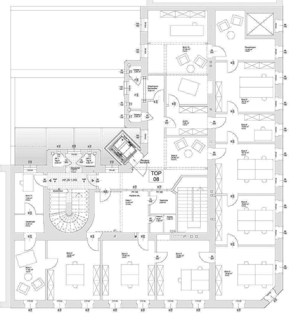Detaillierter Grundriss mit mehreren Büroräumen, Aufzug und Treppenhaus.