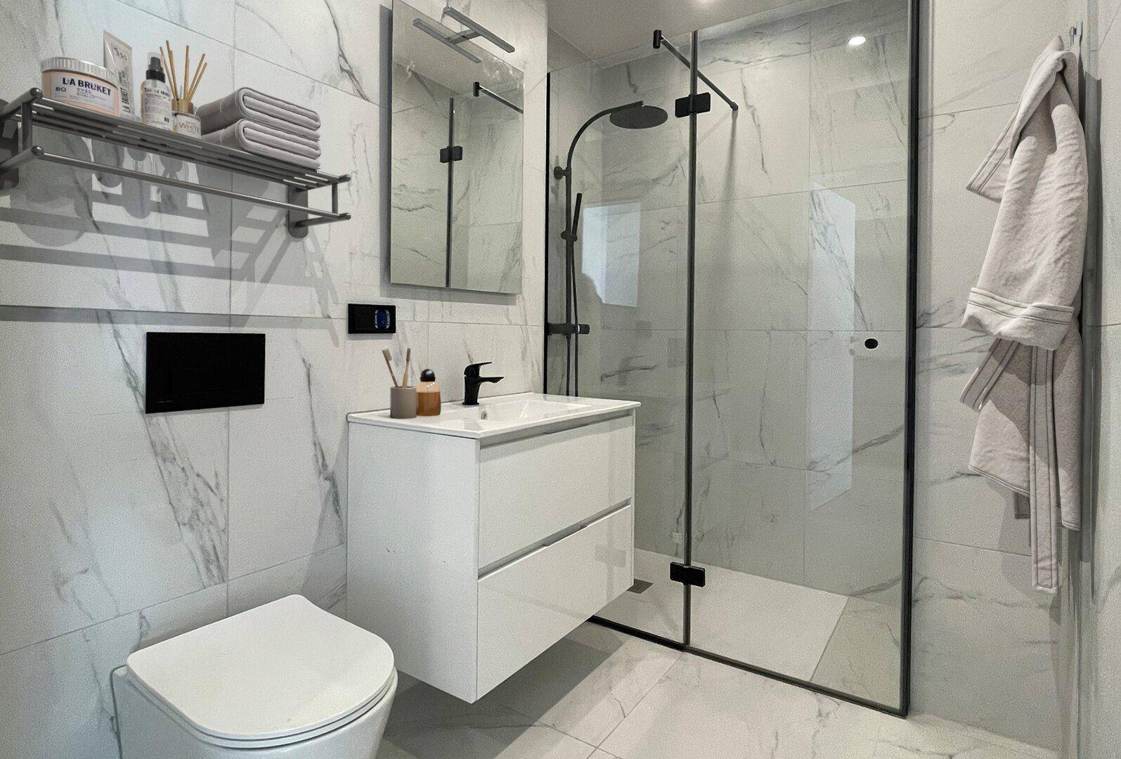 Modernes Badezimmer mit Marmorfliesen, begehbarer Dusche, schwebendem Waschtisch und Wand-WC.