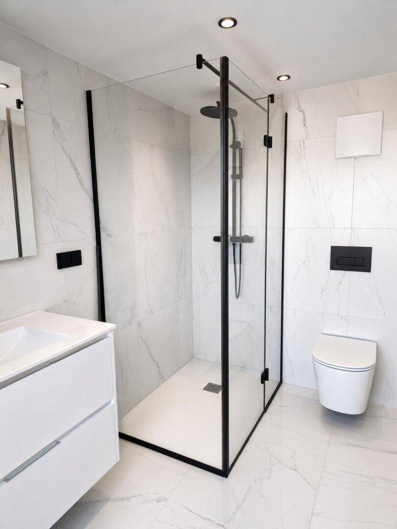 Elegantes Badezimmer mit begehbarer Dusche, modernen Armaturen und Marmoroptik-Fliesen.
