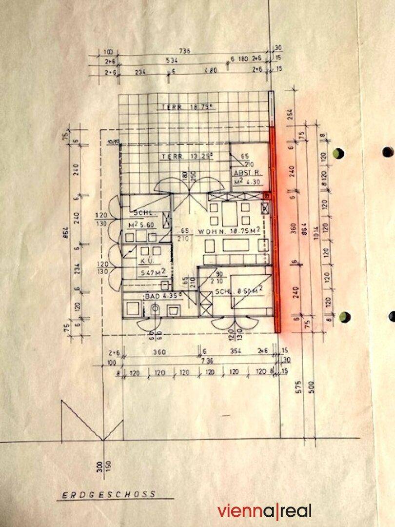 Übersichtlicher Grundriss einer Erdgeschosswohnung mit Wohnbereich, Schlafzimmer, Bad und zwei Terrassen.