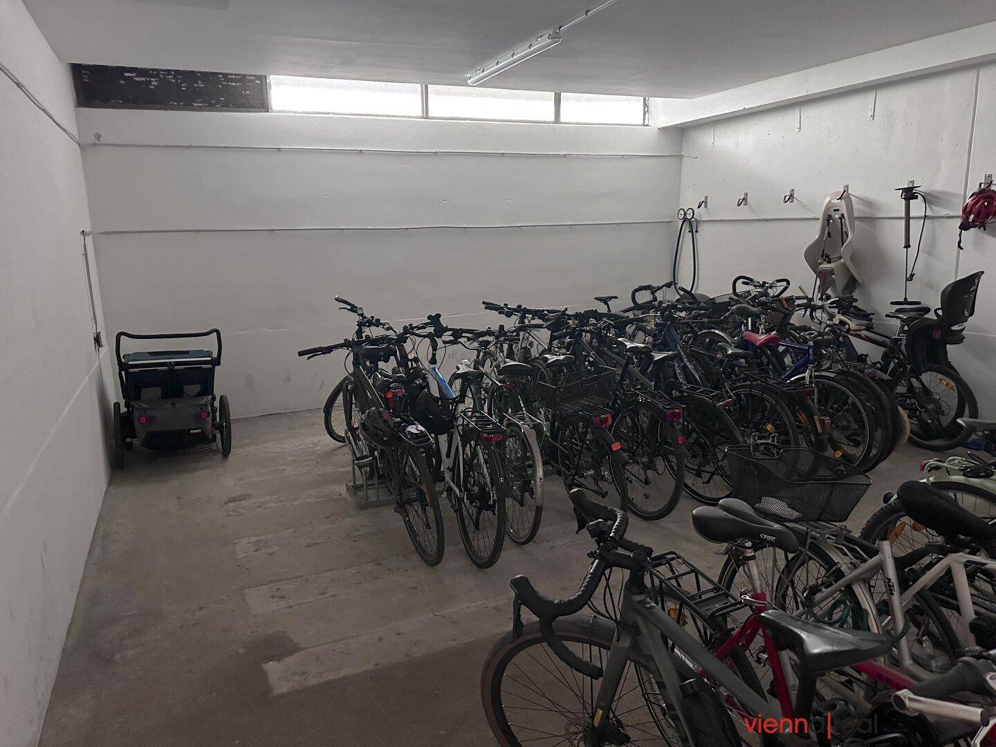 Fahrradraum mit zahlreichen Fahrrädern und ausreichend Stauraum für Bewohner.