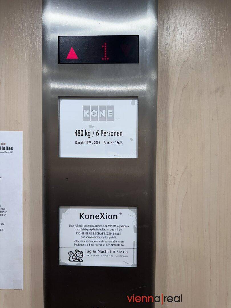 Aufzugbedienfeld mit Informationen zur Tragfähigkeit und dem Hersteller KONE.