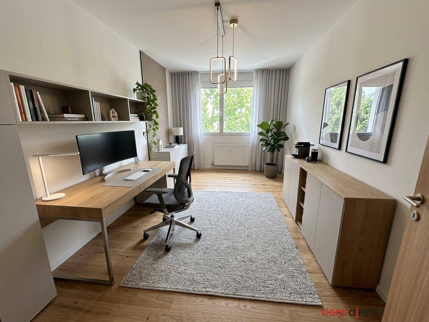 Virtuell inszeniertes Home-Office mit großem Schreibtisch, Regalen und Holzboden.