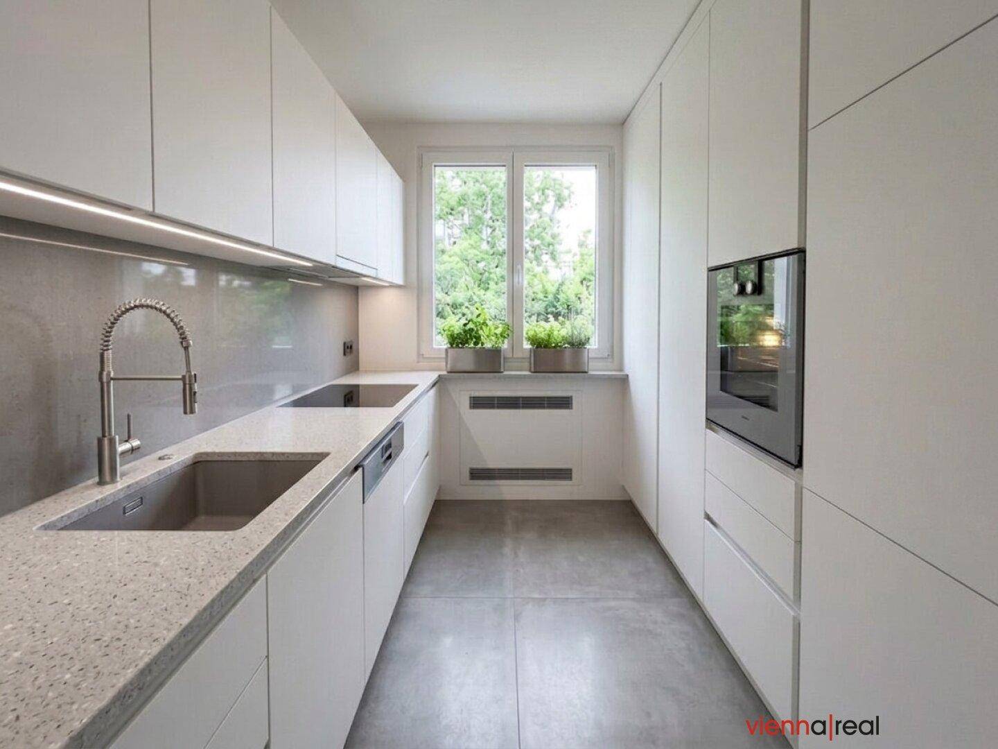 Moderne weiße Küche mit Einbaugeräten, Spülbecken und Fenster mit Blick ins Grüne.
