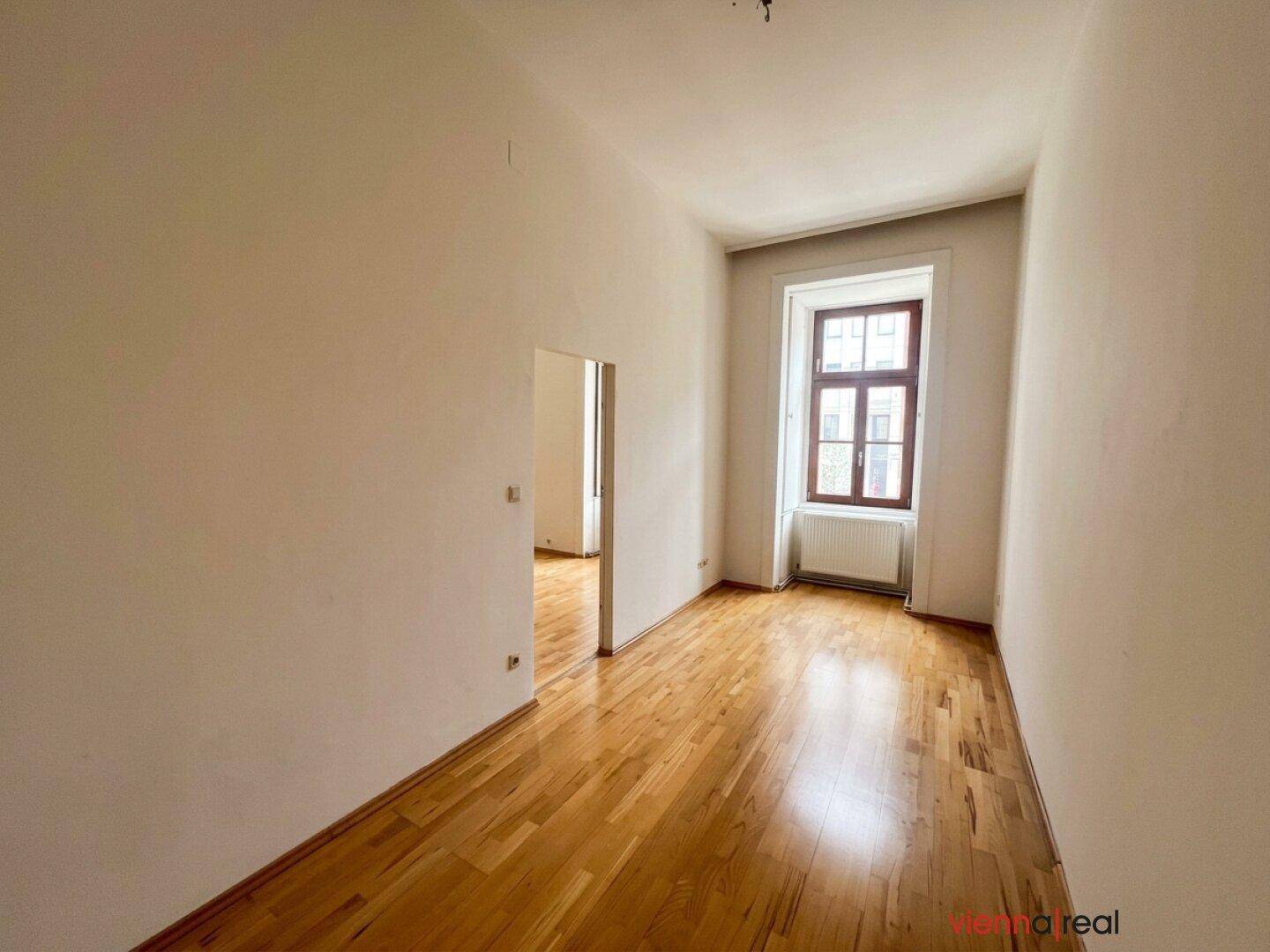 Kleineres Zimmer mit Parkettboden und einem Fenster, das sich gut als Schlaf- oder Arbeitszimmer eignet.