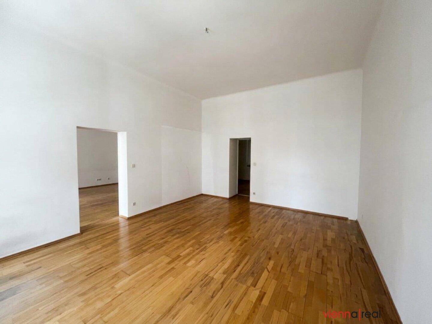 Heller, leerer Raum mit Holzboden und weiß gestrichenen Wänden, ideal für neue Einrichtungsideen.