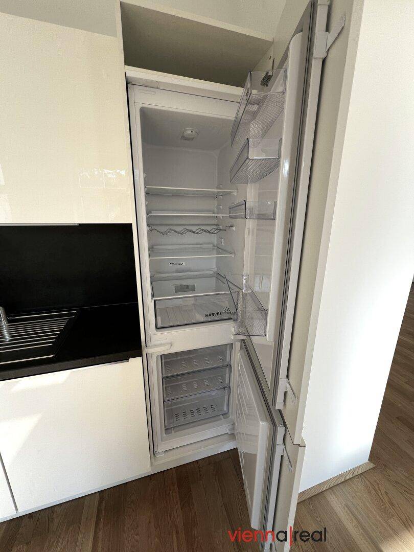 Integrierter Kühlschrank mit Gefrierfach, offen und bereit zur Nutzung in der modernen Küche.