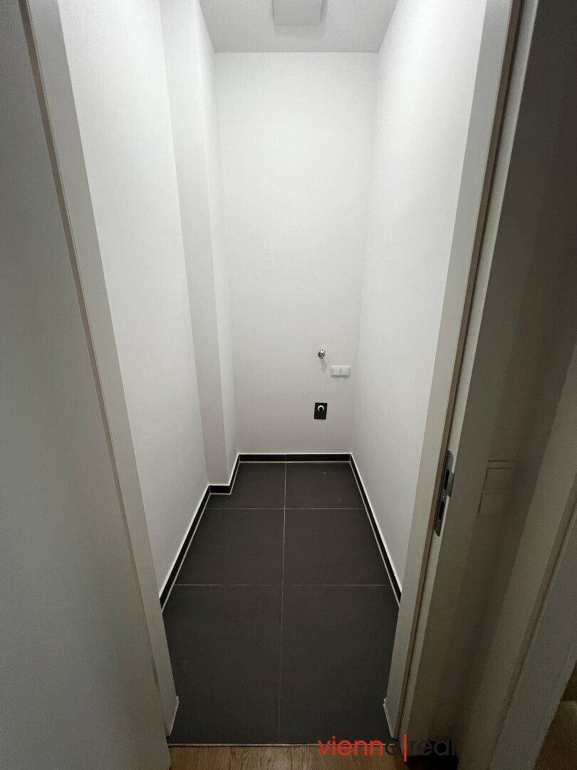 Kleiner Abstellraum mit Fliesenboden und weißen Wänden, ideal für Lagerzwecke.