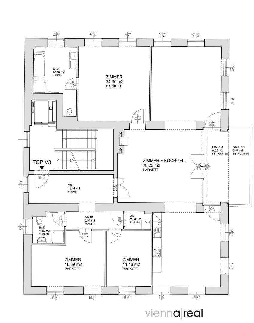 Detaillierter Grundriss einer Wohnung mit mehreren Zimmern, Bädern und Balkon.