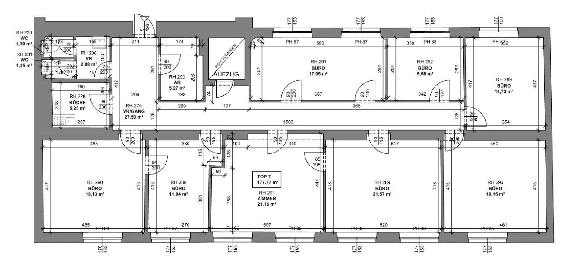 Detaillierter Grundriss einer Etage mit mehreren Büroräumen, einem Aufzug und klaren Raumaufteilungen.