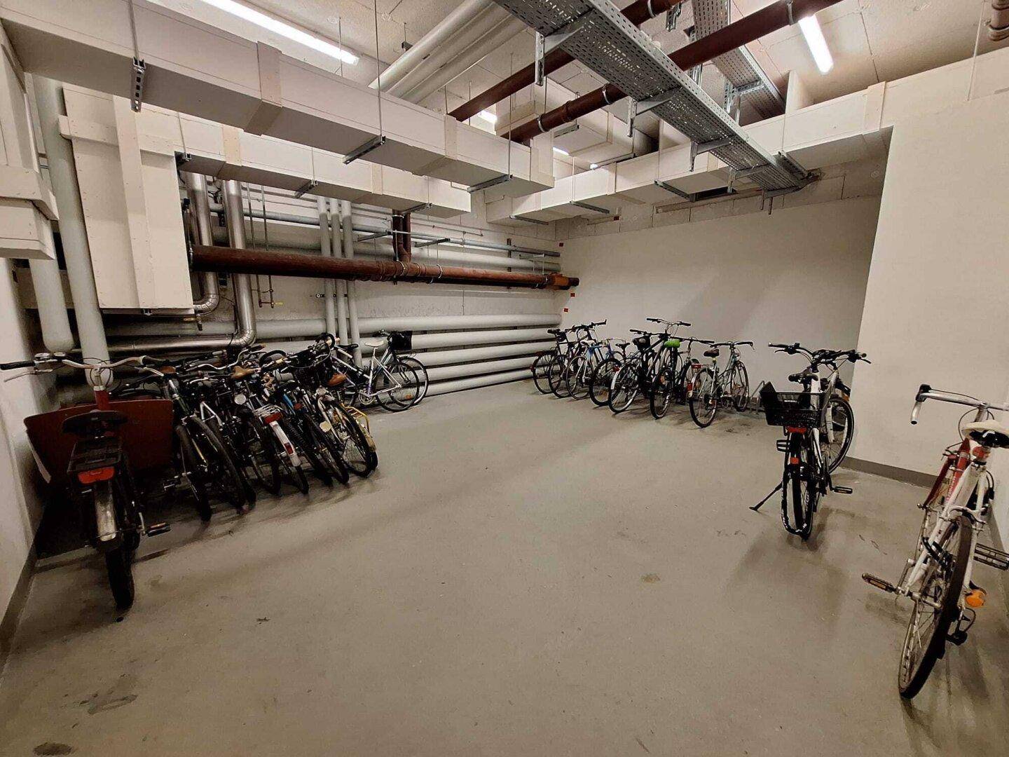 Gemeinschaftlicher Fahrradraum im Untergeschoss mit vielen abgestellten Fahrrädern.