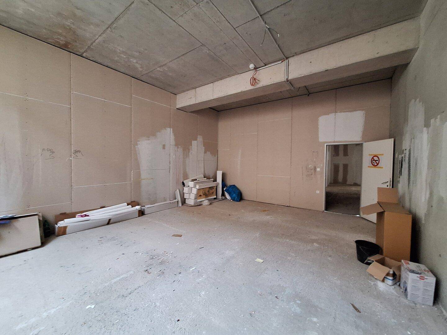 Kleinerer Rohbau mit Trockenbauwänden und Betonboden, bereit für den weiteren Ausbau oder als Lagerraum.
