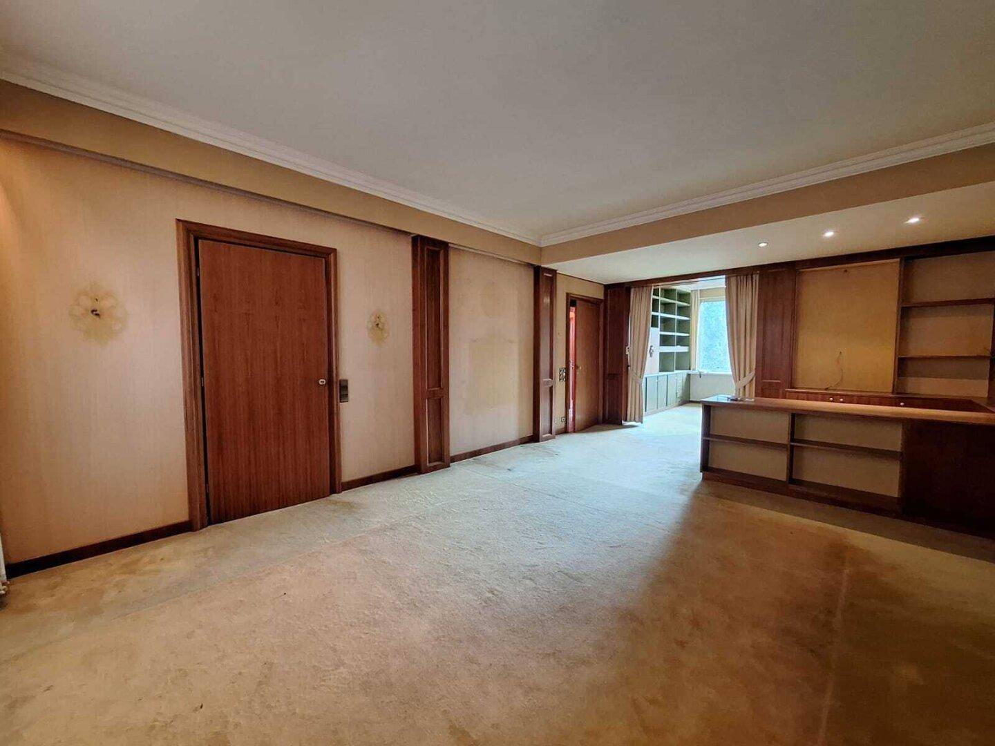 Geräumiges Büro mit Einbauschränken und Teppichboden, ideal für konzentriertes Arbeiten.