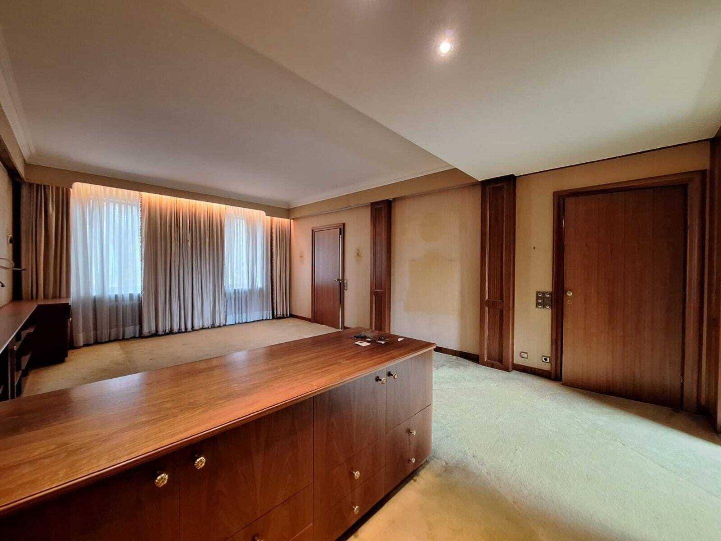 Geräumiges Büro mit Einbauschränken und Teppichboden, bereit für eine individuelle Gestaltung.