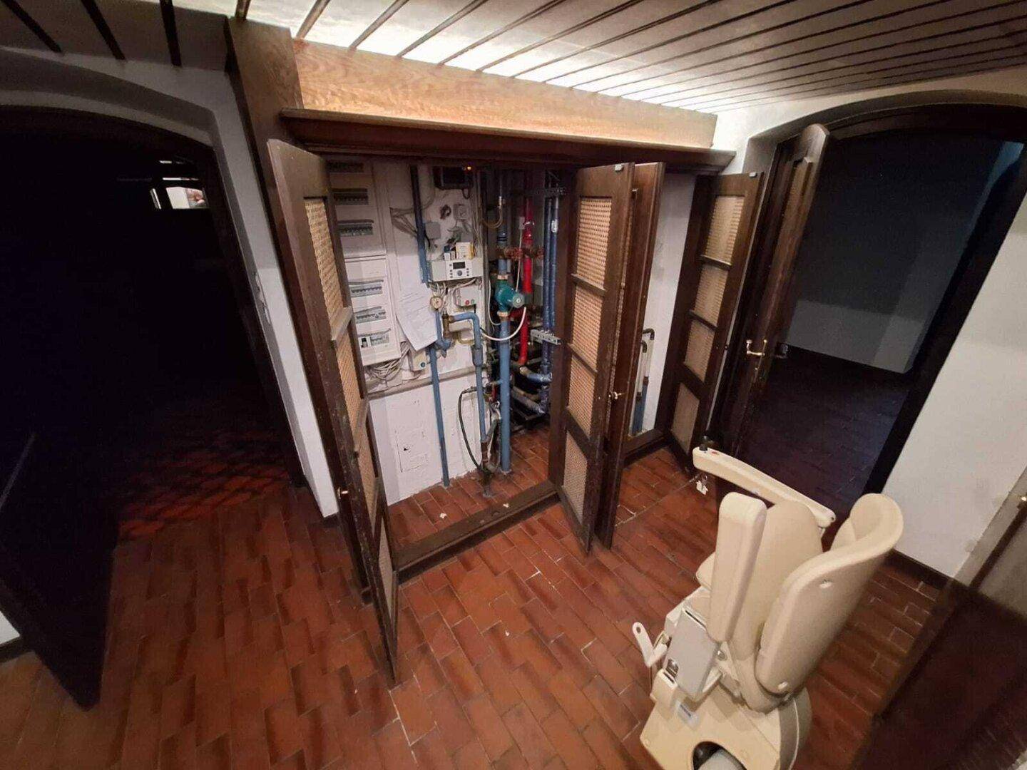 Technikraum mit Heizungsanlage und Rohrleitungen, gut zugänglich und funktional.