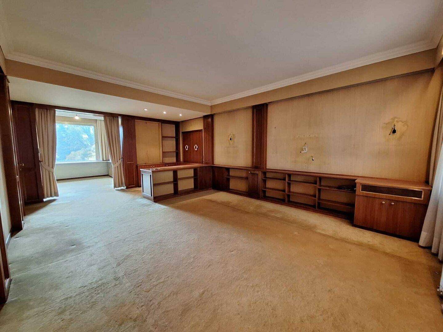 Geräumiges Büro mit Einbauschränken und Teppichboden, bereit für eine individuelle Gestaltung.