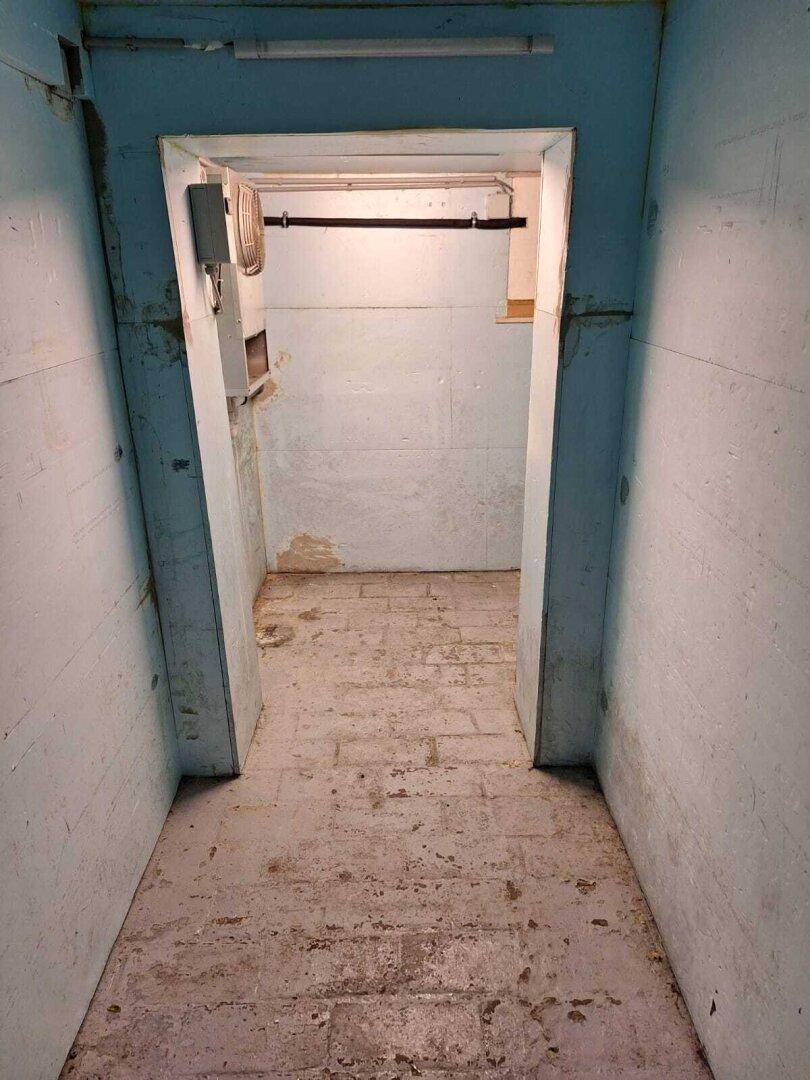 Einfacher Kellerraum mit unverputzten Wänden und schlichtem Boden, ideal als Abstellfläche.
