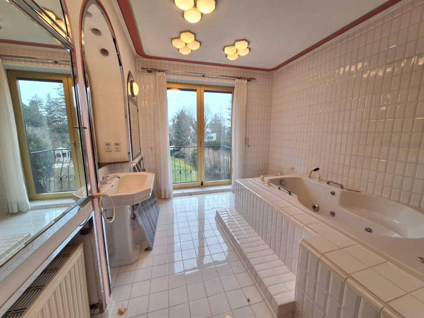 Schlafzimmer mit braunem Teppichboden, Fenster und einfacher Einrichtung, im Vintage-Stil.
