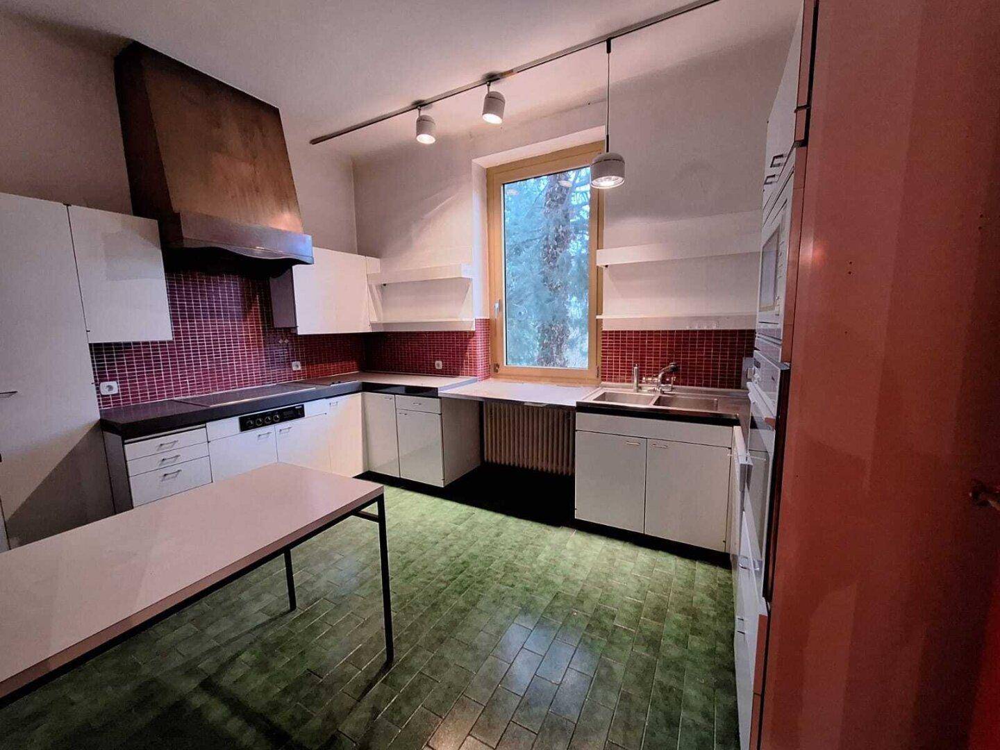 Technikraum mit Heizungsanlage und Rohrleitungen, gut zugänglich und funktional.