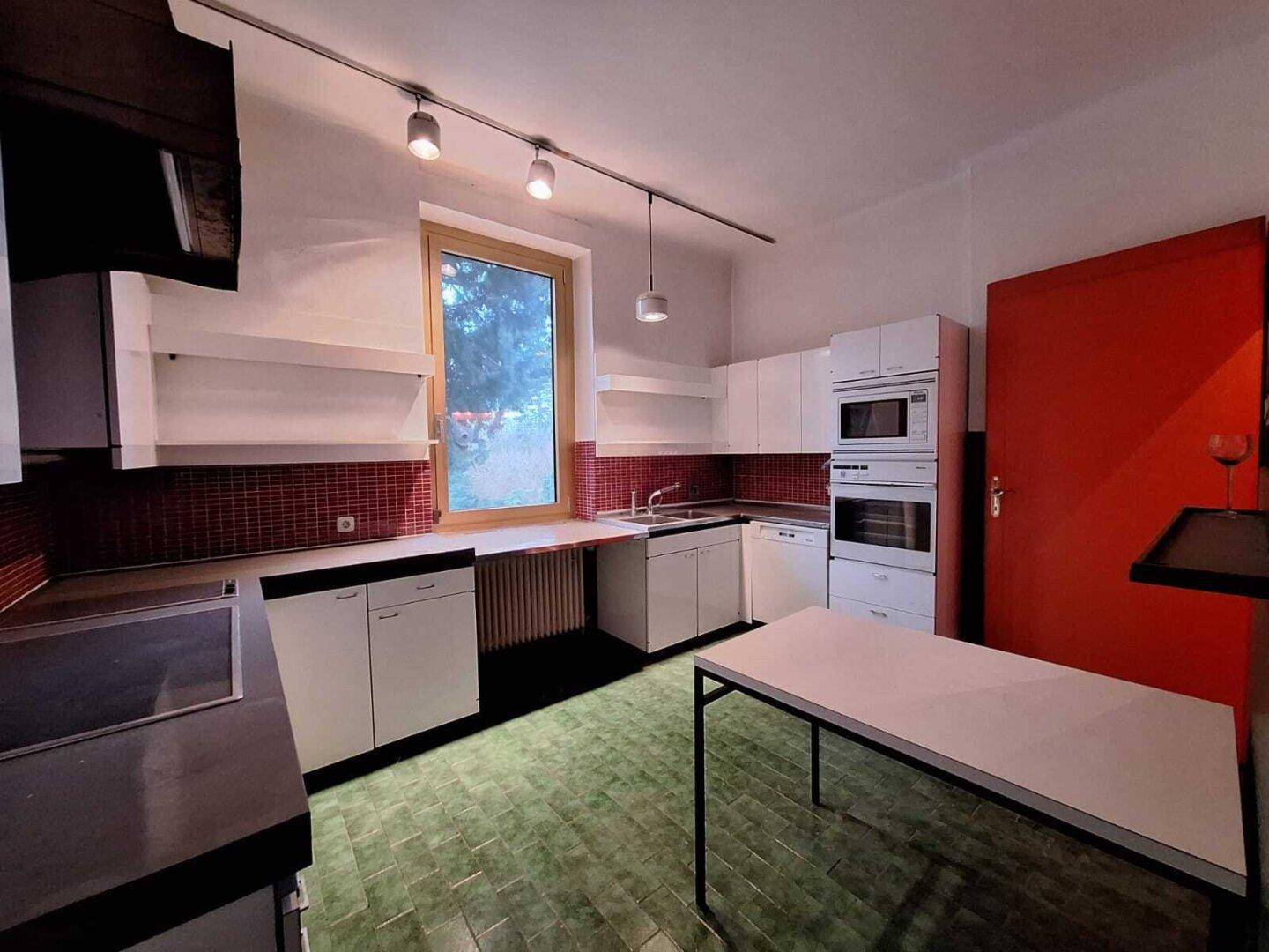 Holzvertäfelte Sauna mit Sitzbänken und kleiner Fensteröffnung, bereit zur Nutzung.