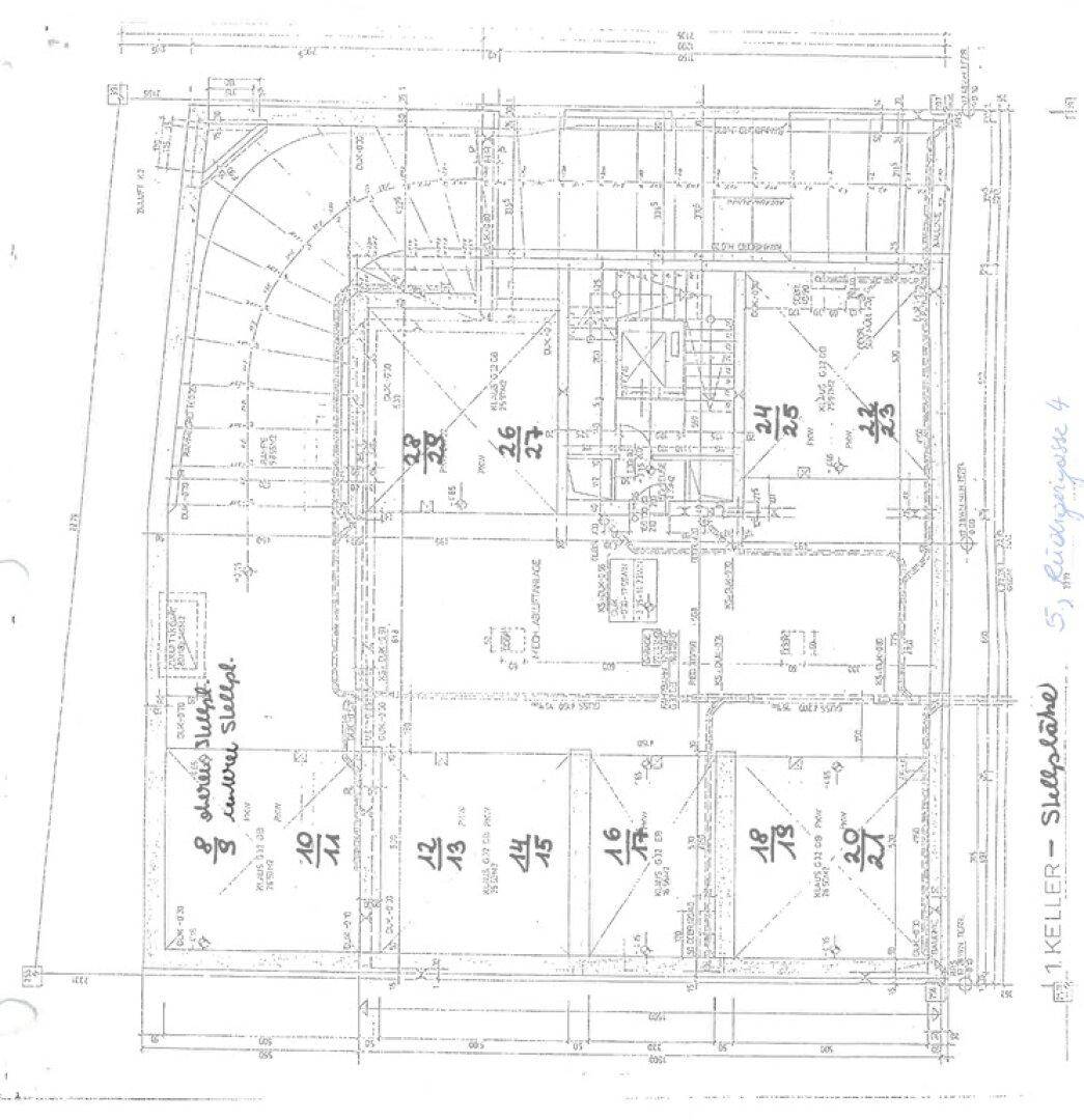 Grundrissplan der Kellerebene mit nummerierten Stellplätzen für Fahrzeuge.