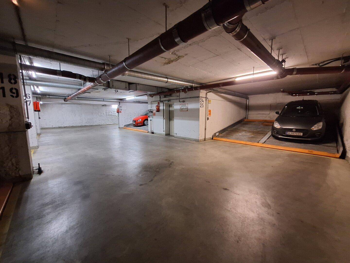 Geräumige Tiefgarage mit nummerierten Stellplätzen und Parksystemen für effiziente Nutzung.