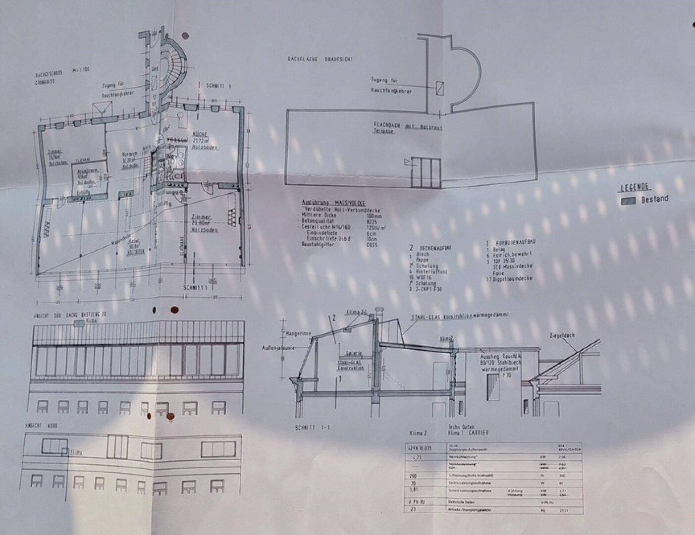 Detaillierter Bauplan mit Grundrissen, Schnitten und technischen Angaben des Gebäudes.