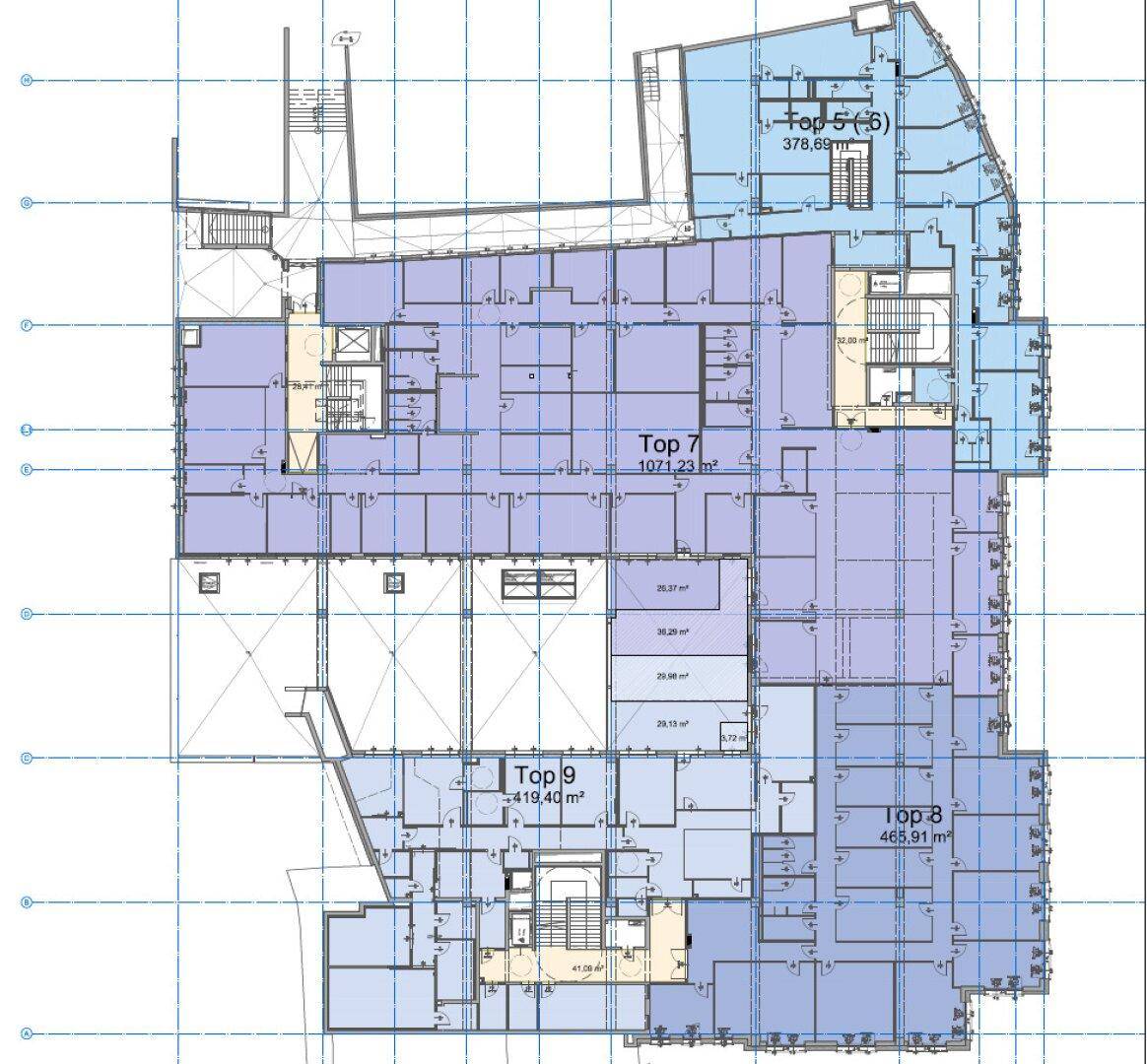 Detaillierter Grundrissplan einer Etage mit mehreren Wohneinheiten und Treppenhäusern.
