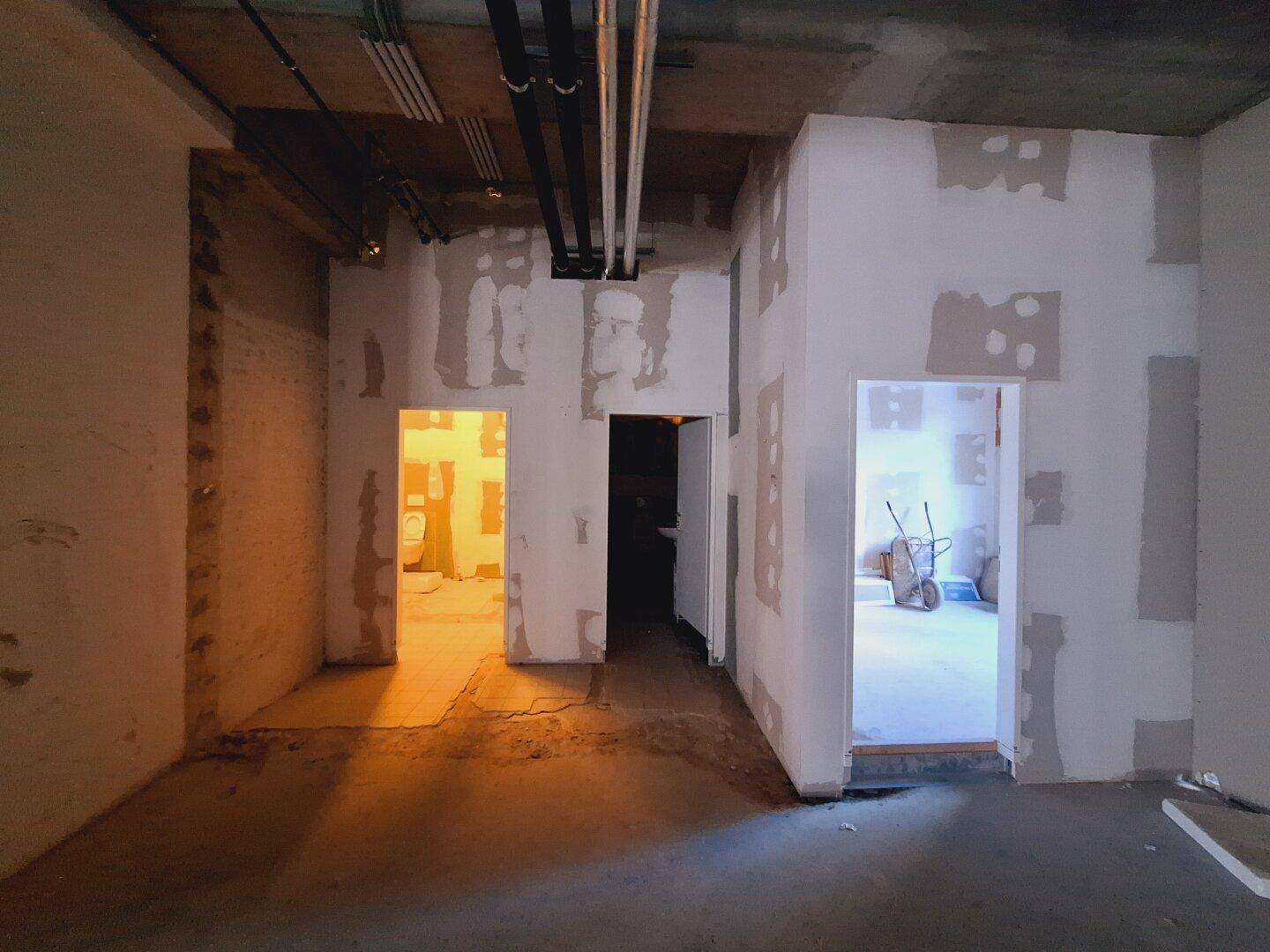 Rohbau-Bereich mit mehreren Türöffnungen und sichtbaren Wandvorbereitungen.