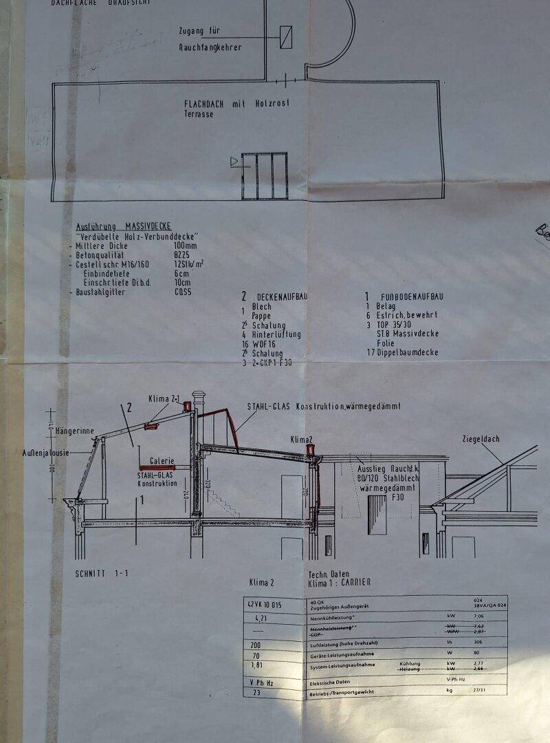 Detailansicht eines Gebäudeschnitts mit Stahl-Glas-Konstruktion, Dachterrasse und technischen Daten.