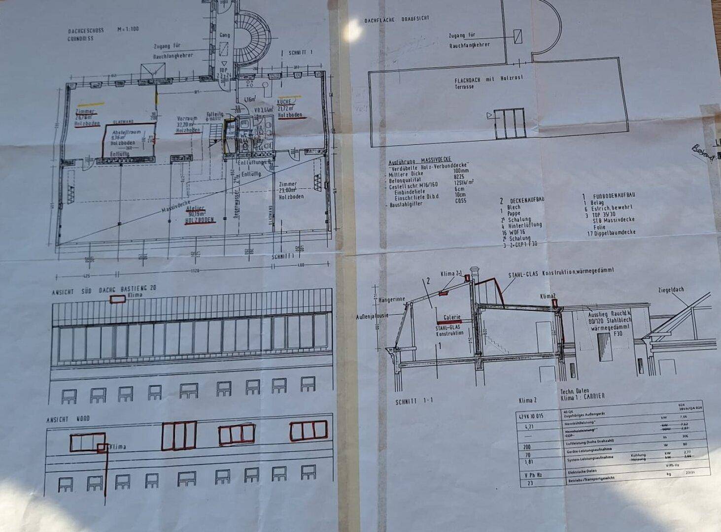 Mehrere Grundrisse und Schnitte eines Gebäudes, die die Dachgeschosswohnung und Konstruktionsdetails zeigen.