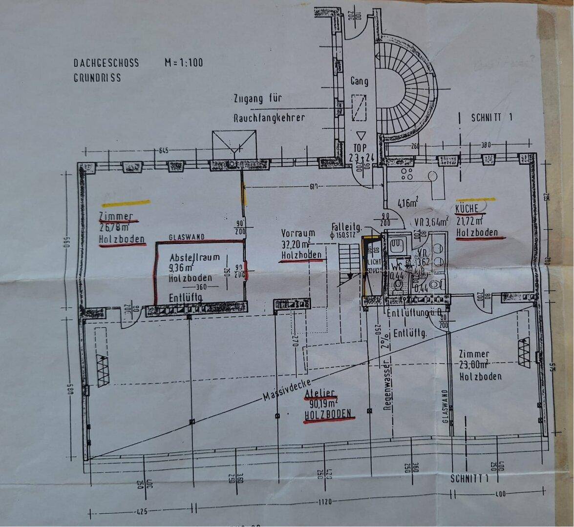 Grundriss des Dachgeschosses mit Zimmern, Abstellraum und Atelier, inklusive Maßen und Holzfußböden.