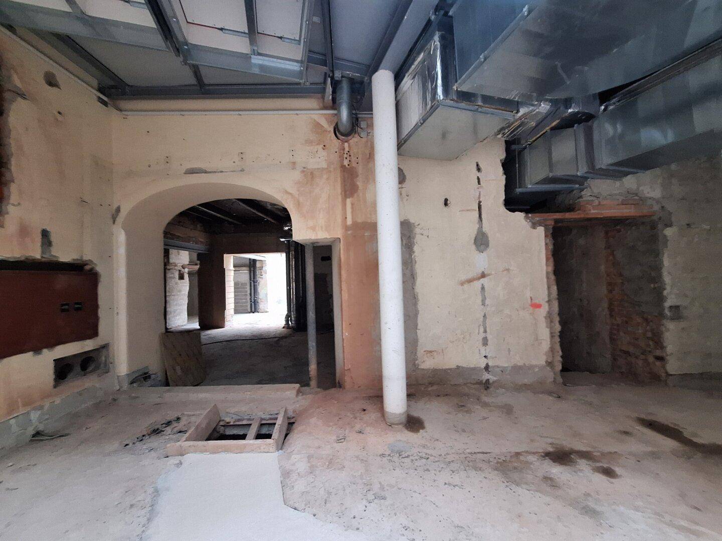 Detaillierter Grundriss eines Gebäudes mit mehreren Räumen und einer markierten Fläche, die die Aufteilung zeigt.