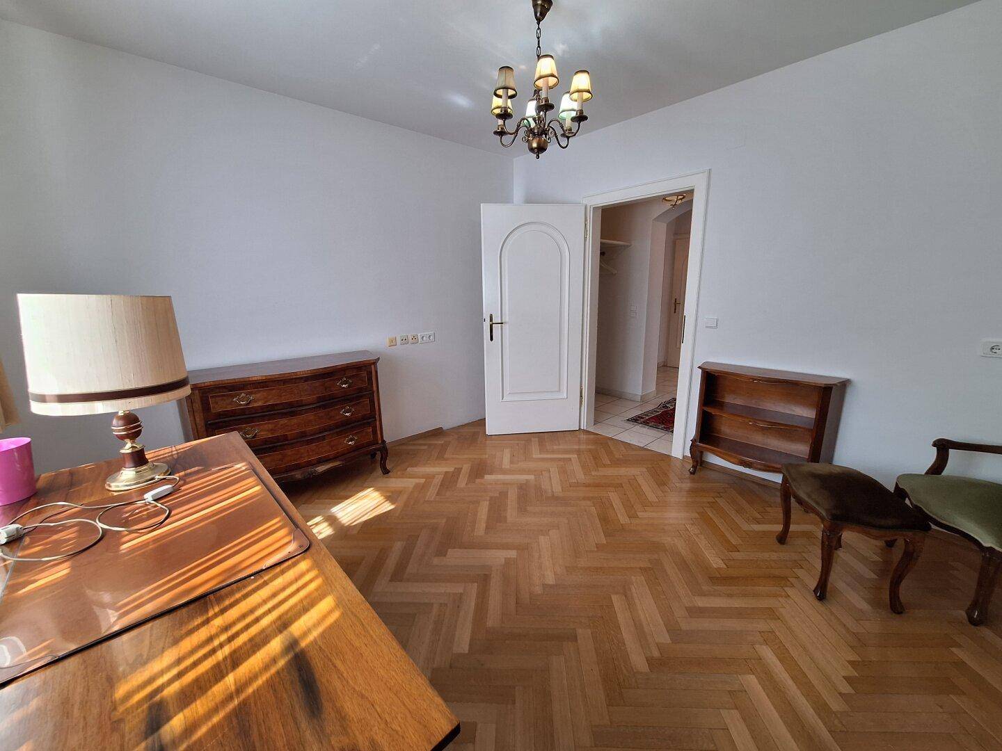 360 TOUR / Besonders charmante, gepflegte Einfamilienvilla in bester Lage von Krumpendorf am Wörthersee - Ansicht 5