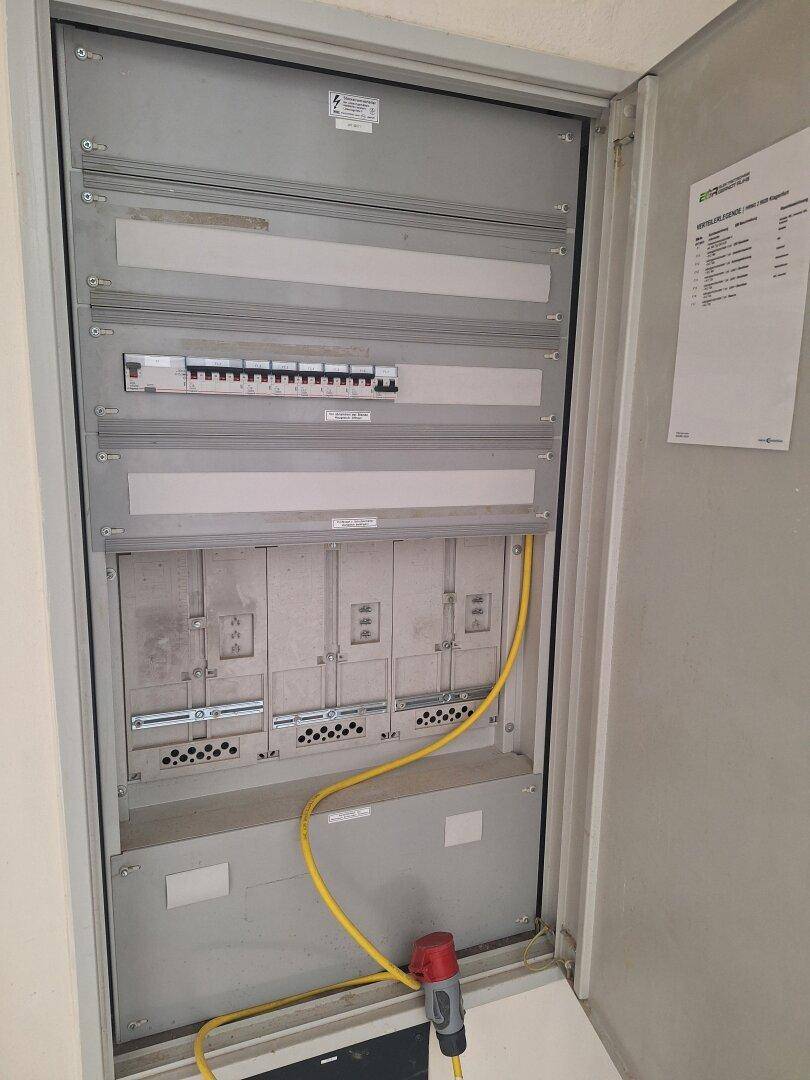 Offener Schaltschrank mit Sicherungen und Verkabelung, bereit für den Anschluss.