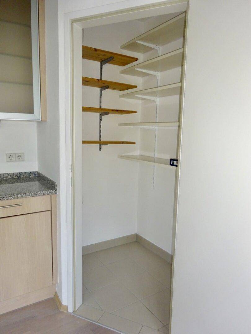 Praktische Speisekammer mit Regalen für zusätzlichen Stauraum neben der Küche.