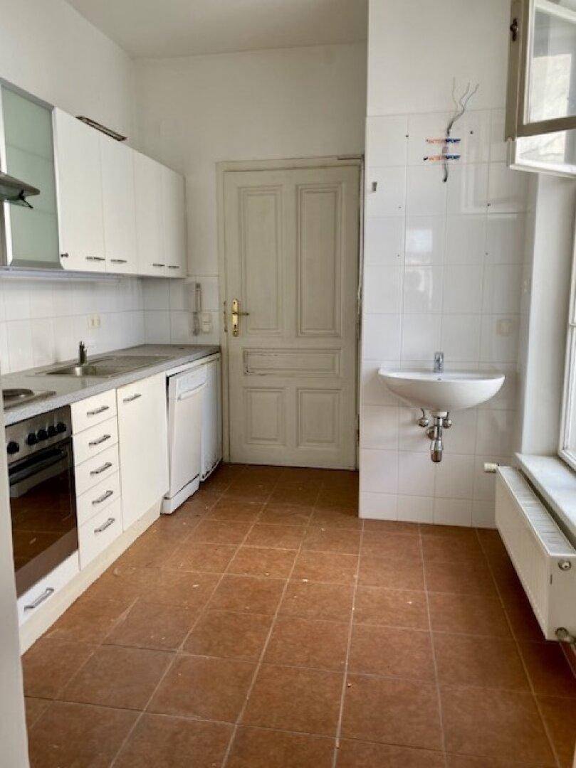 Vorraum mit Küchenzeile und Dusche