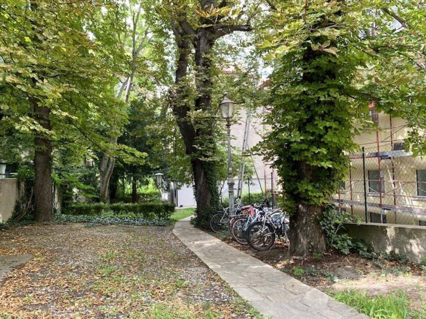 Hof mit Fahrrad-Abstellmöglichkeit