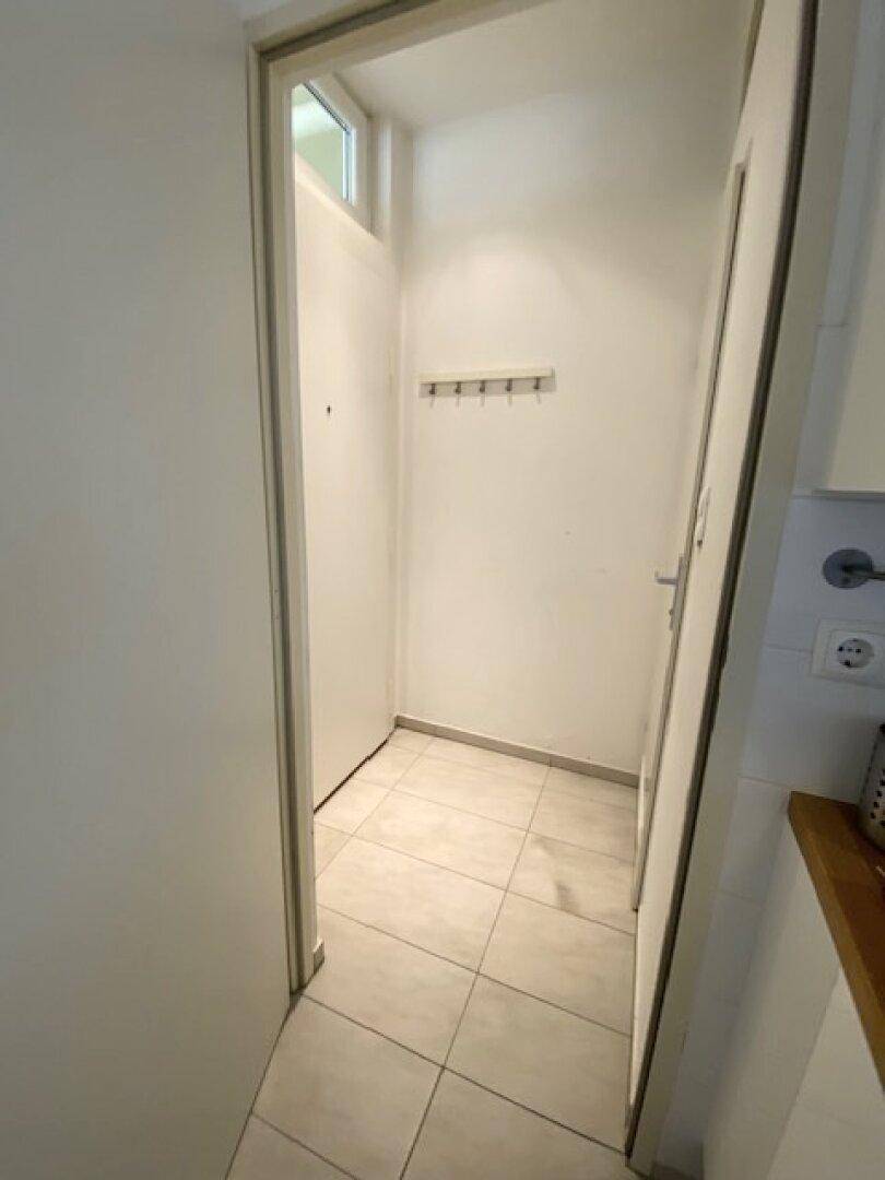 Kleiner Flurbereich mit Garderobenhaken und Zugang zu weiteren Räumen.