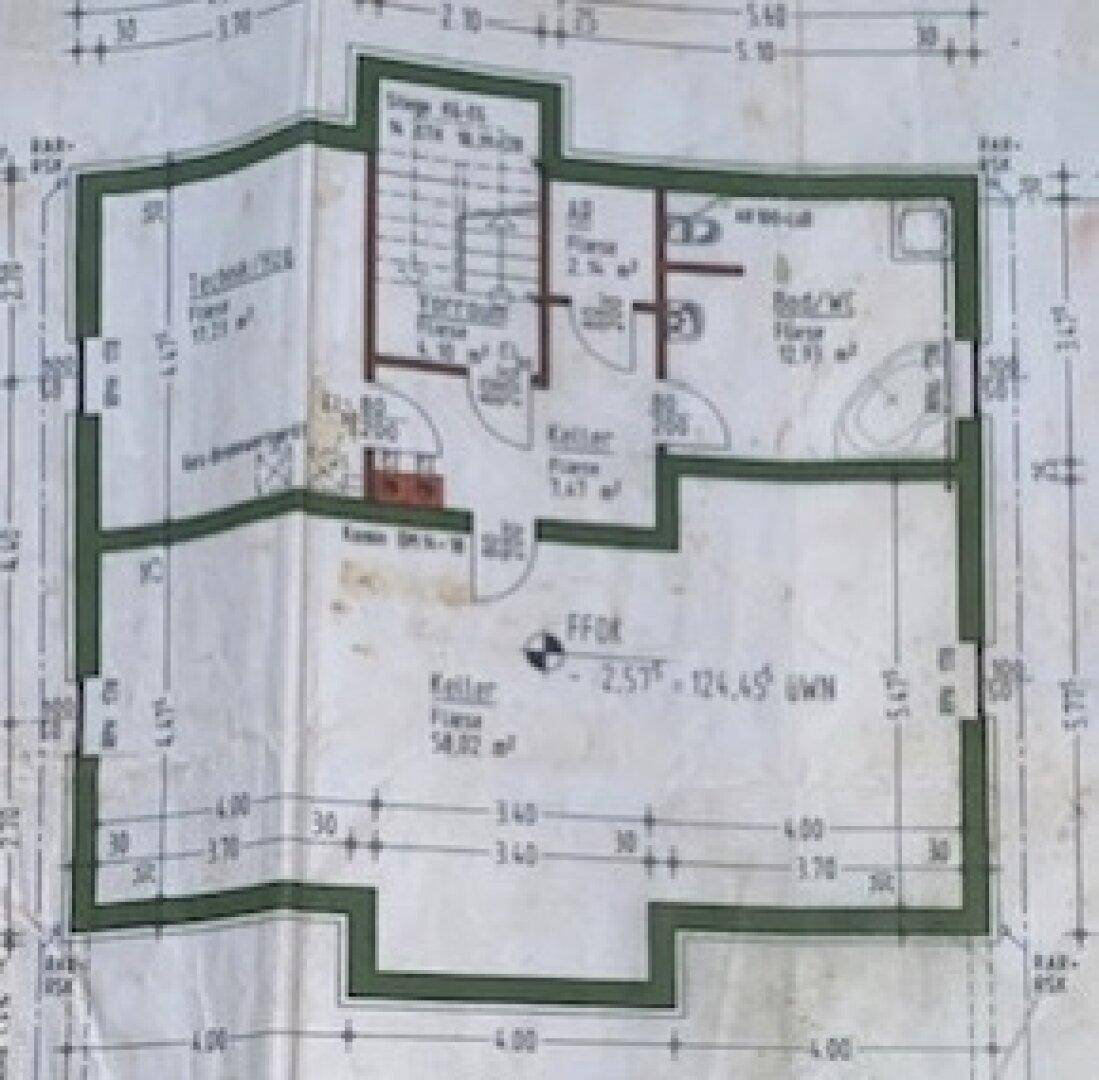 Grundriss des Kellergeschosses mit Kellerräumen, Technikraum und Bad/WC.
