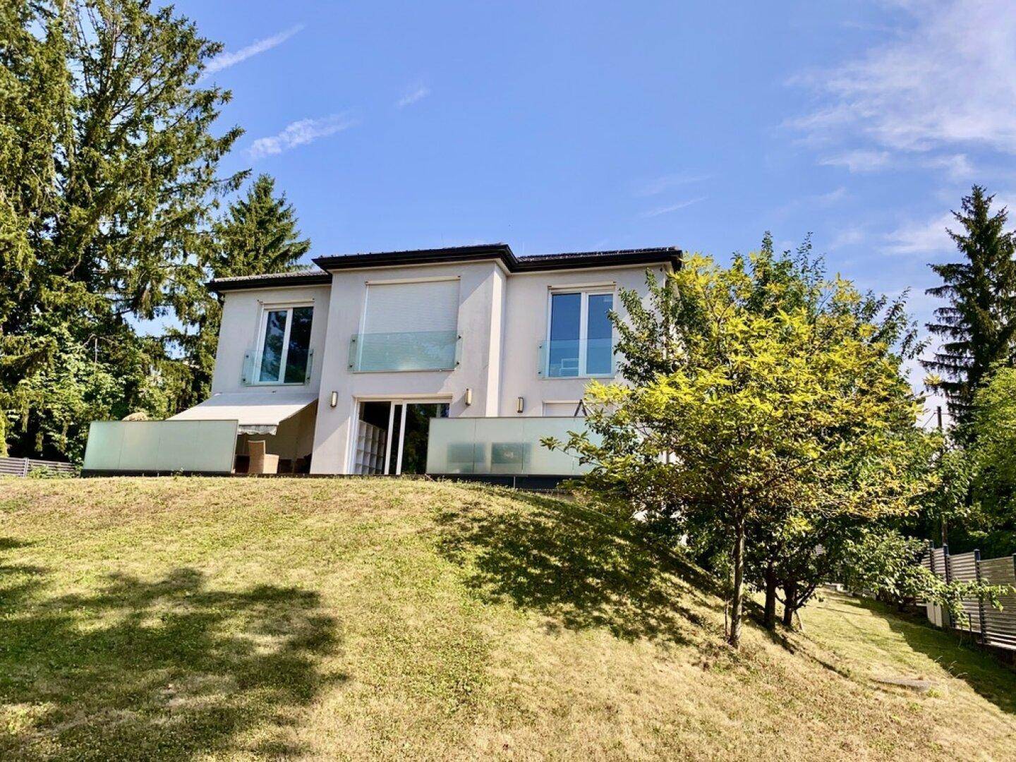 Traumhaftes Haus mit großem Garten und herrlichem Grünblick in zentraler Lage, Baujahr 2013, 2 Geschosse + Wohnkeller, Garage, Fitnessraum, Gersthof, Linie 41! – další