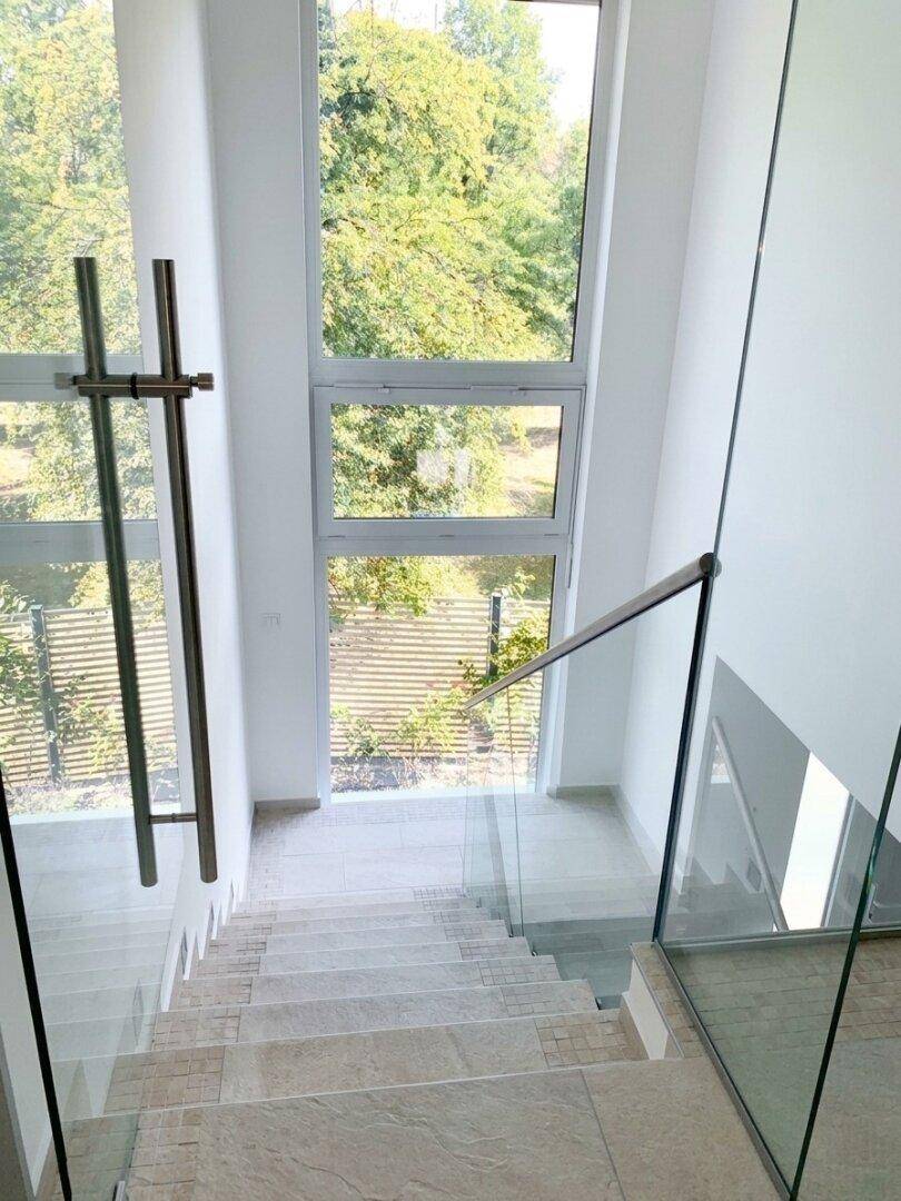 Traumhaftes Haus mit großem Garten und herrlichem Grünblick in zentraler Lage, Baujahr 2013, 2 Geschosse + Wohnkeller, Garage, Fitnessraum, Gersthof, Linie 41! – pohled 5