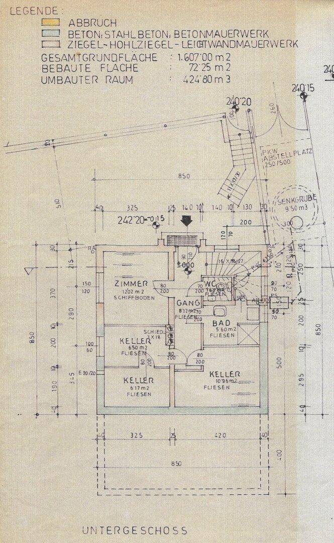 Grundriss des Untergeschosses mit Kellerräumen, Bad, WC und Treppenaufgang.